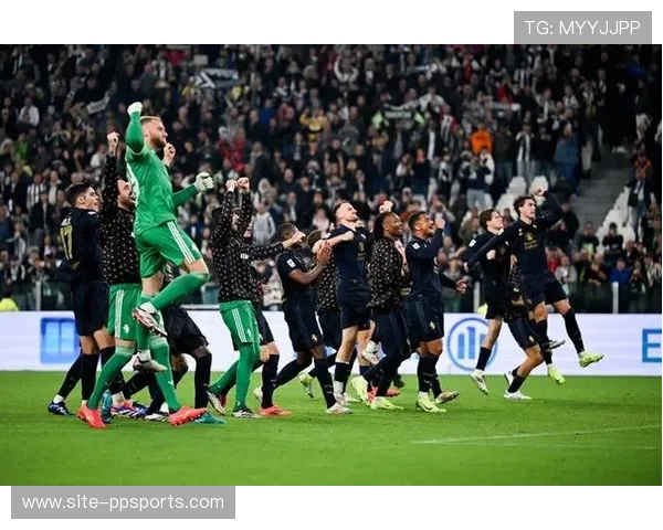 尤文更衣室赛后狂欢,戴维举球衣合影纪念里程碑